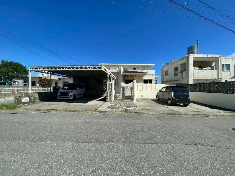 5LDK Single-Story House for Sale in Uruma, Okinawa with 105.9 Tsubo Land - Thumbnail 2
