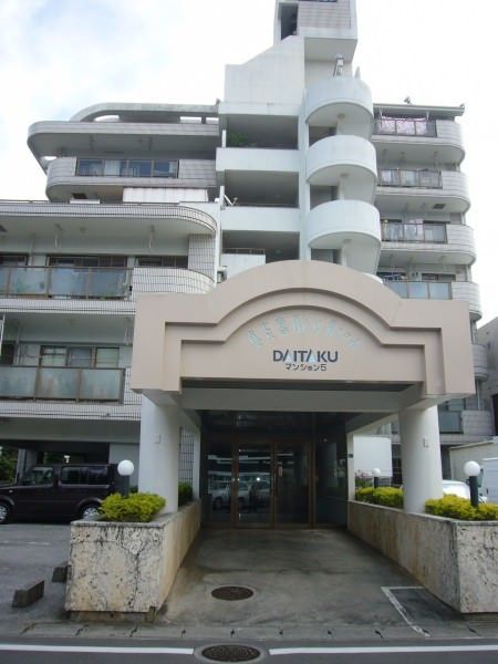 4LDK Corner Apartment for Sale in Ginowan, Okinawa - Thumbnail 2