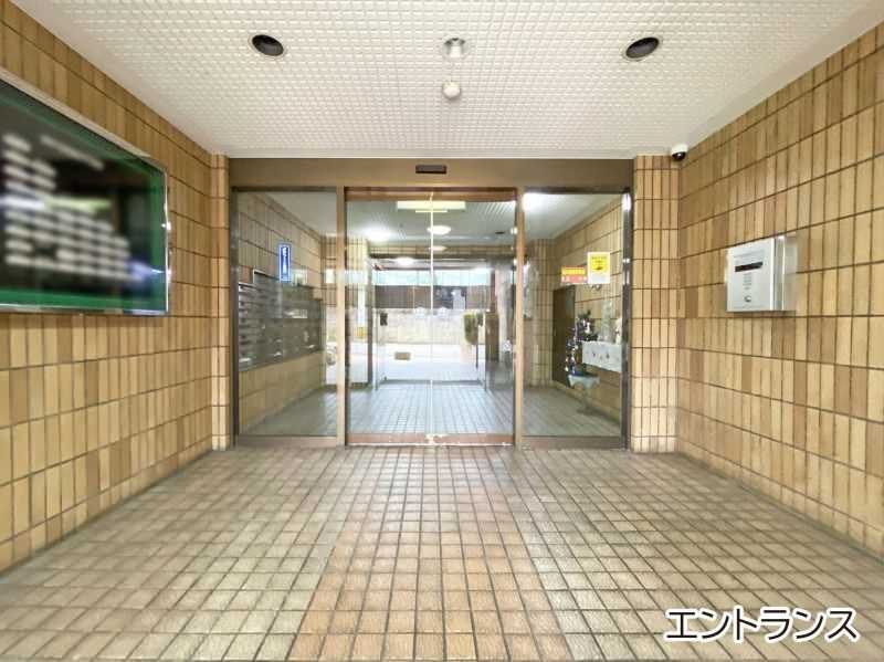 Renovated 2LDK Corner Apartment in Naha with Ocean Access - Thumbnail 4