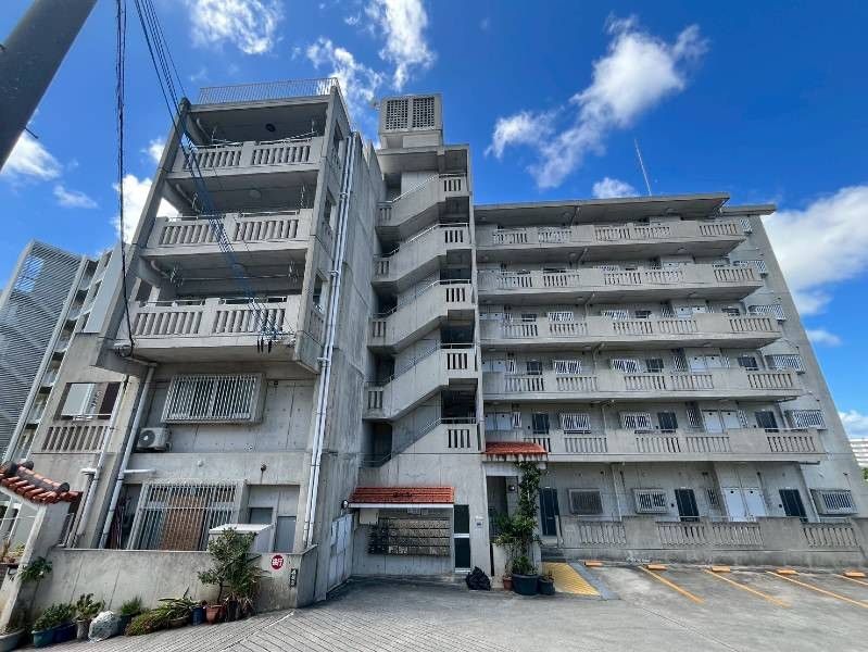Maison Uezawa 2DK Apartment for Rent in Urasoe, Okinawa - Thumbnail 2