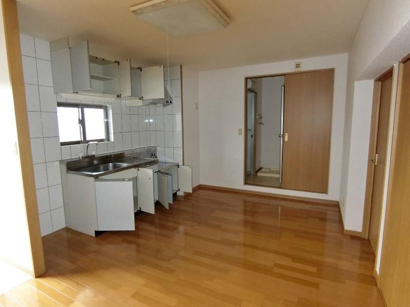 Seaside View 2DK Apartment for Rent in Uruma City, Okinawa - Thumbnail 2