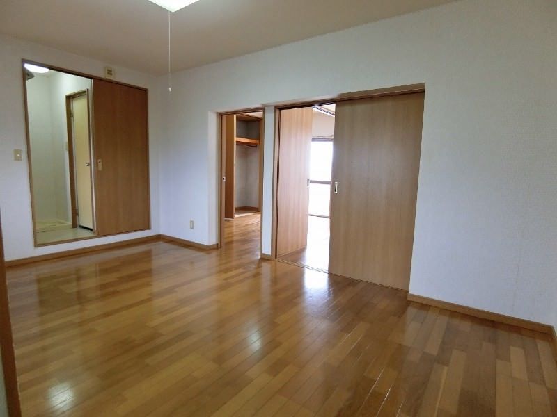 Seaside View 2DK Apartment for Rent in Uruma City, Okinawa - Thumbnail 3