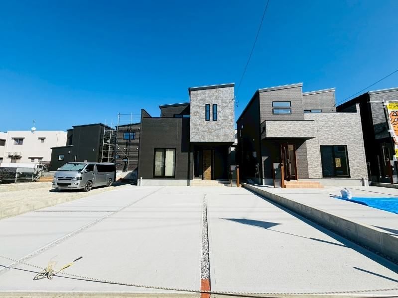 New 4LDK House in Uruma City Okinawa with 3 Car Parking - Thumbnail 2