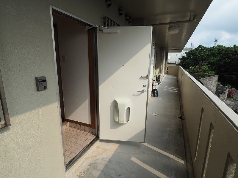 2LDK Apartment for Rent in Okinawa City Near Okinawa Arena - Thumbnail 2