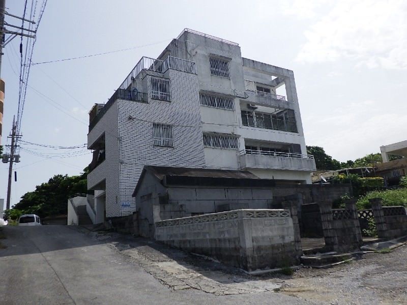 Spacious 4LDK Apartment with Sea Views in Ginowan, Okinawa - Image 1