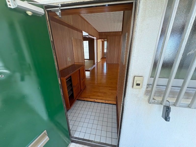 Spacious 4LDK Apartment with Sea Views in Ginowan, Okinawa - Thumbnail 3