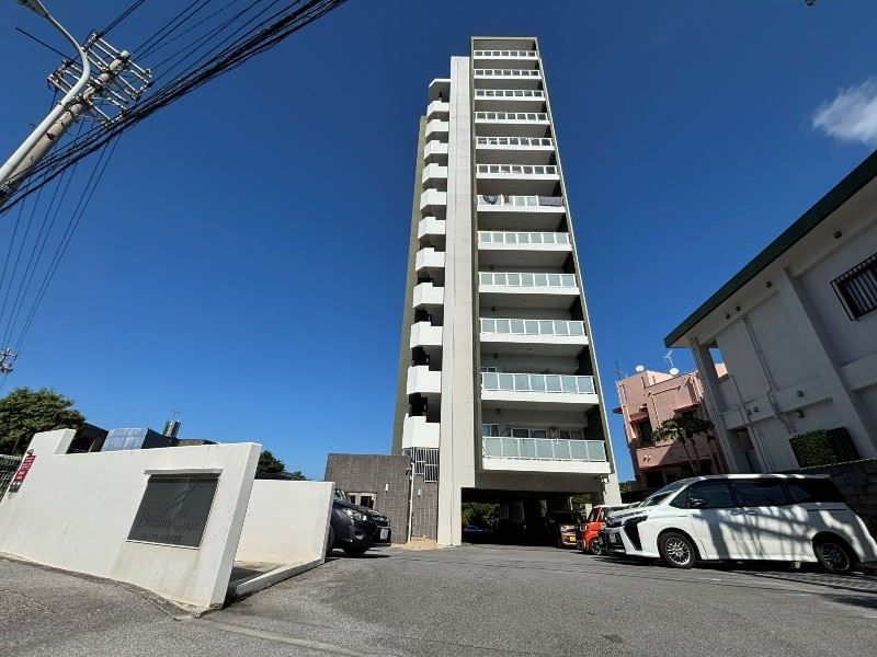 Premium Court Misato Second: 2LDK Apartment Investment in Okinawa City - Thumbnail 2