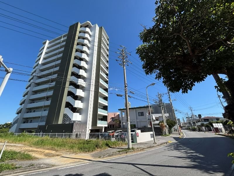 Premium Court Misato Second: 2LDK Apartment Investment in Okinawa City - Thumbnail 3