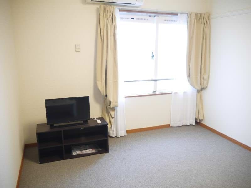 1K Apartment for Rent in Orokucho, Naha, Okinawa - Thumbnail 3