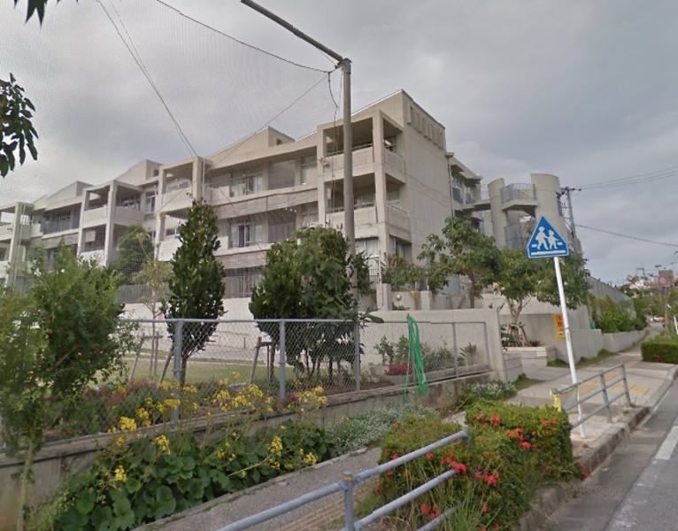 Pet-Friendly 2LDK Apartment in Naha Tenku with Free Internet - Thumbnail 3