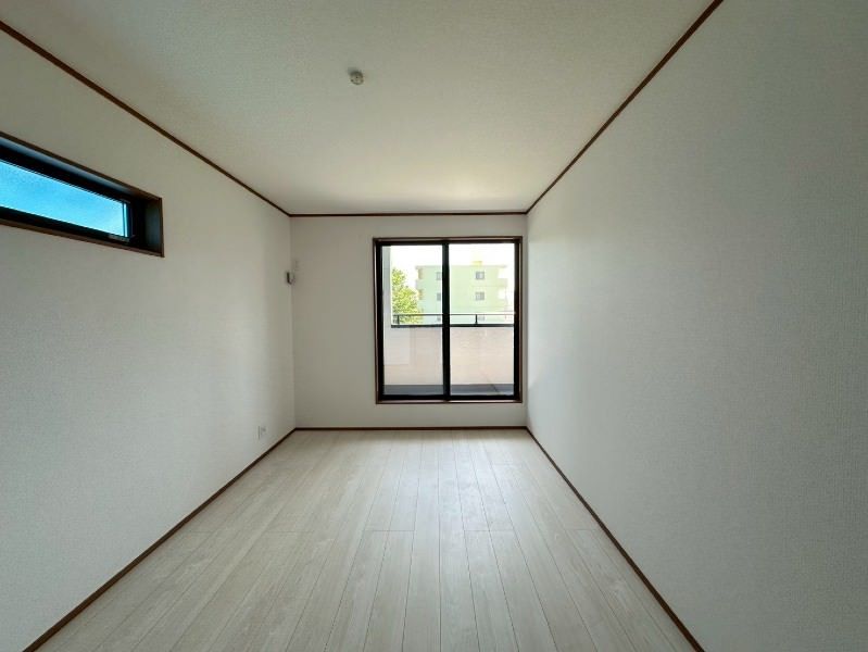 New 4LDK House with Walk-in Closet in Uruma City, Okinawa - Thumbnail 4
