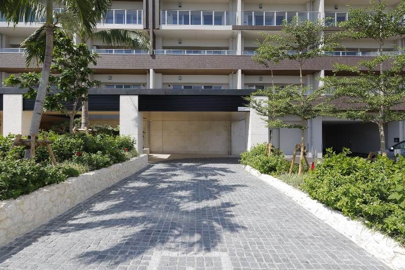 Luxury 2LDK Apartment with Ocean View in Okinawa's Rycom Hills - Thumbnail 4