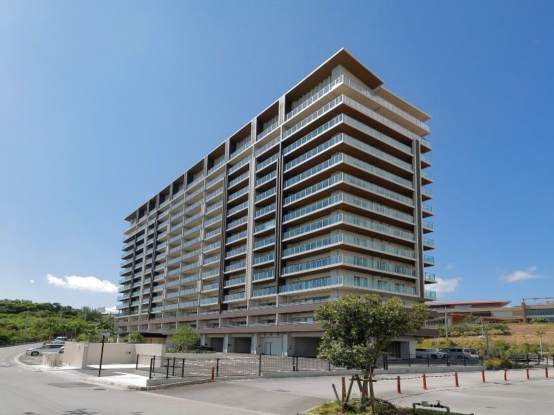 Luxury 2LDK Apartment with Ocean View in Okinawa's Rycom Hills - Thumbnail 2