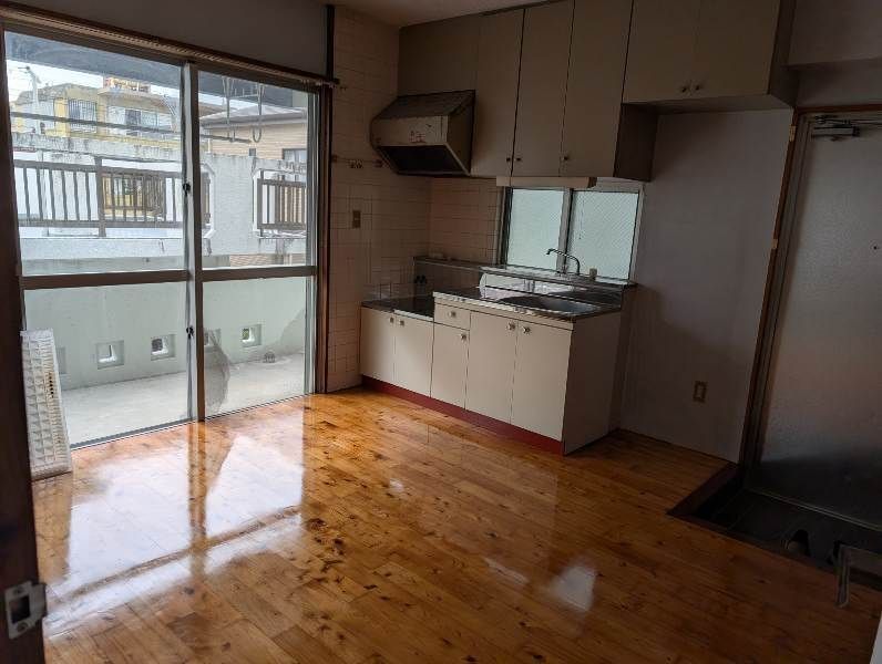 2DK Apartment for Rent in Uchidomari, Ginowan City, Okinawa - Thumbnail 4