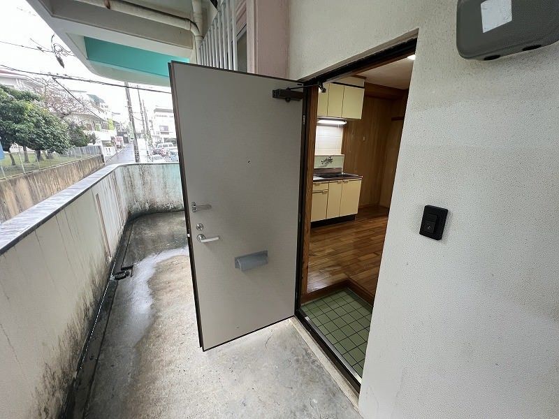 2DK Apartment for Rent in Chatan Town, Okinawa - Thumbnail 3
