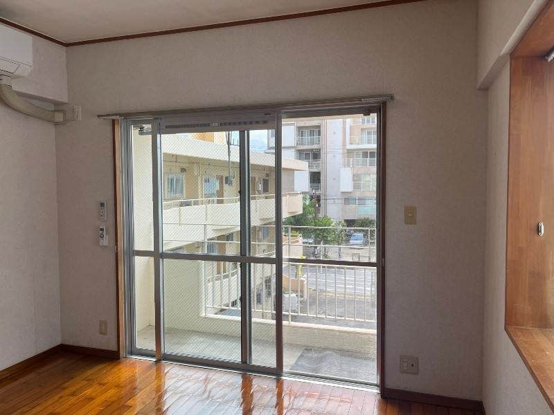 1K Apartment for Rent in Urasoe, Okinawa - No Deposit, South-Facing - Thumbnail 4
