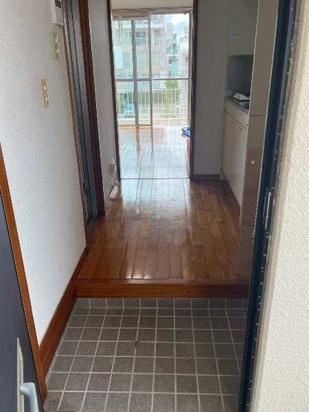 1K Apartment for Rent in Urasoe, Okinawa - No Deposit, South-Facing - Thumbnail 2