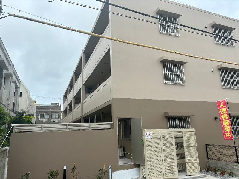 Modern 2LDK Apartment for Rent in Okinawa City with Garden - Thumbnail 4