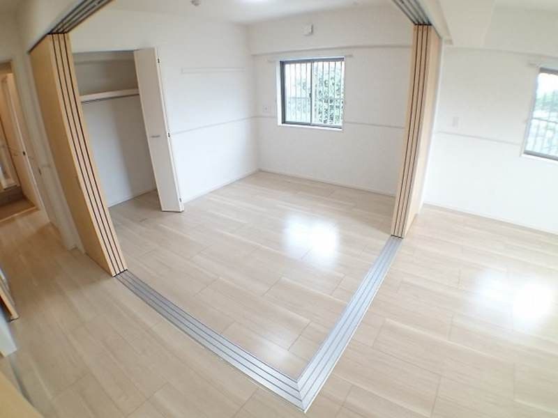 Modern 2LDK Apartment for Rent in Okinawa City, Misato - Thumbnail 4