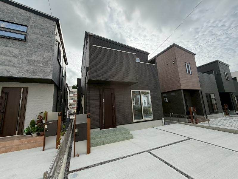 New 4LDK House for Sale in Uruma, Okinawa with 3 Parking Spaces - Thumbnail 2