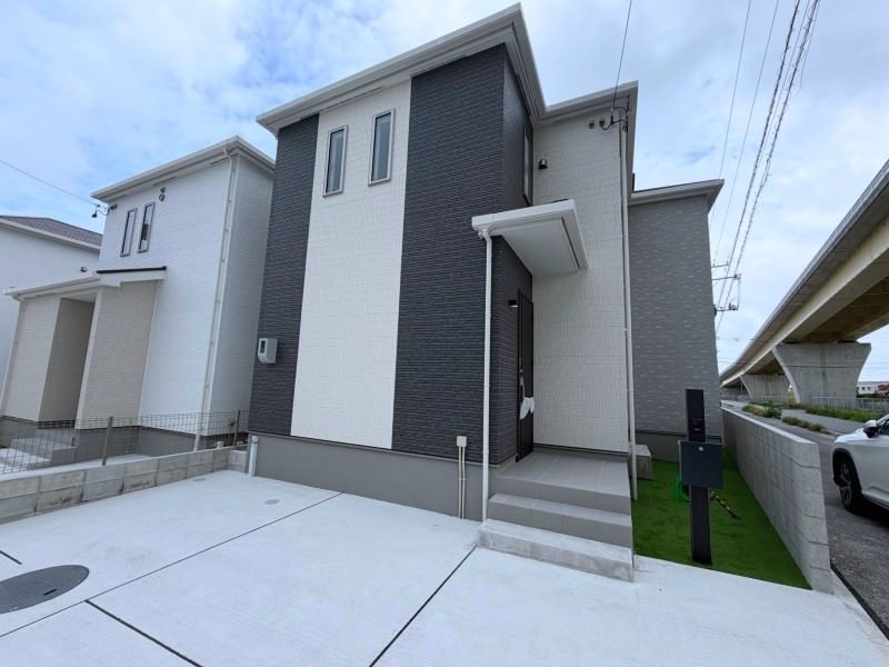New 4LDK House for Sale in Uruma, Okinawa with 3 Car Parking - Thumbnail 4