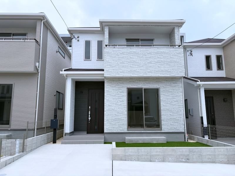 New 4LDK House for Sale in Uruma, Okinawa with 3 Car Parking - Thumbnail 2