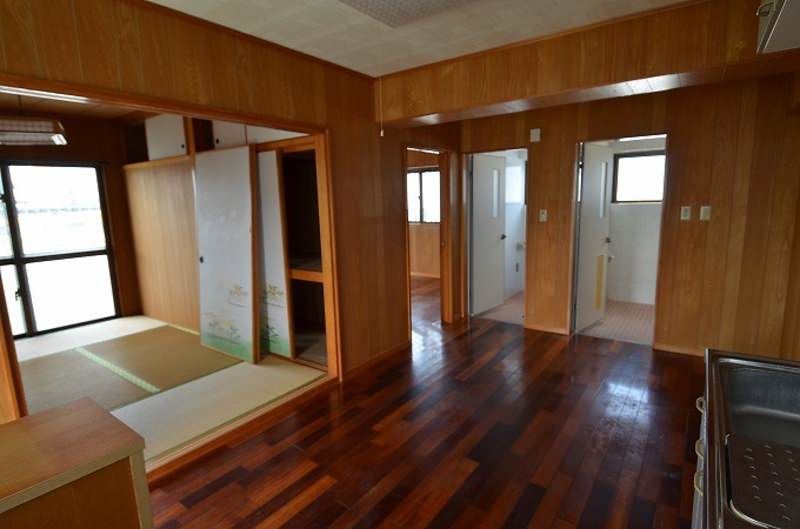 2DK Apartment for Rent in Urasoe, Okinawa | 46.2 sqm - Thumbnail 3