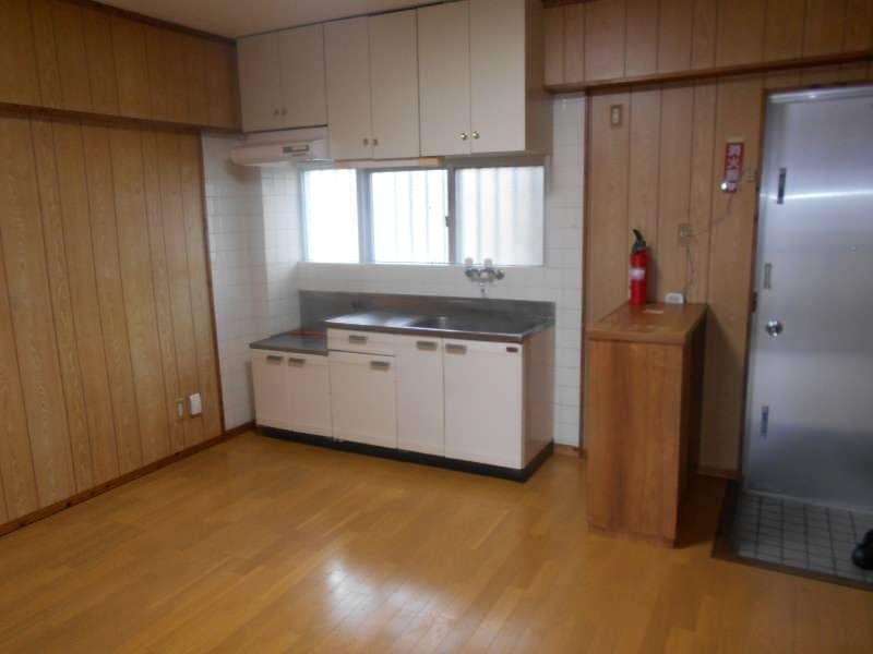 2DK Apartment for Rent in Urasoe, Okinawa with Free Parking - Thumbnail 4