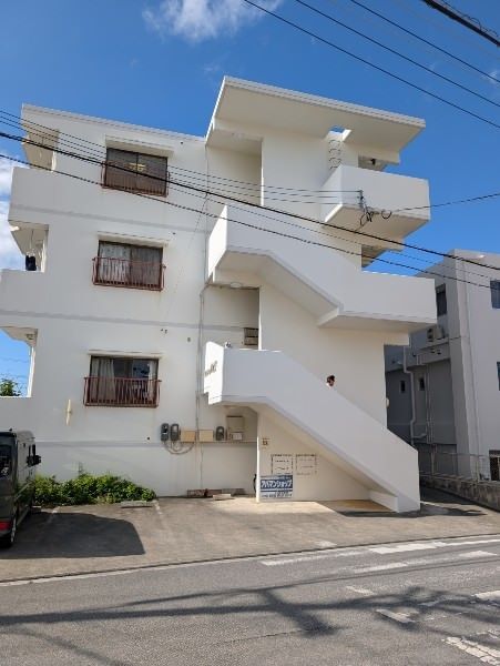 4LDK Mixed-Use House with Rental Income in Yomitan, Okinawa - Thumbnail 3