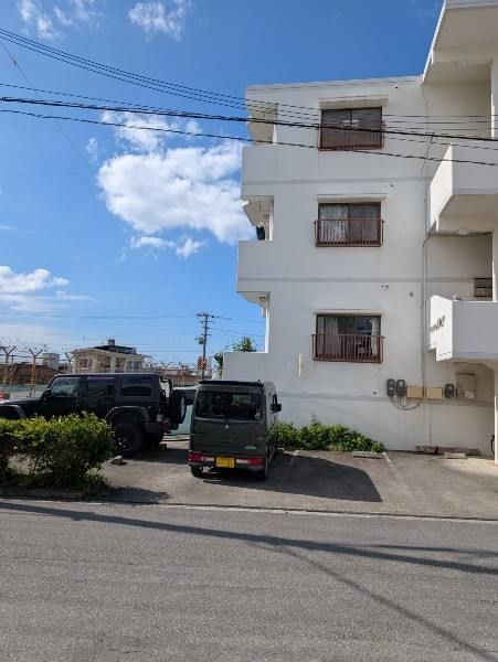 4LDK Mixed-Use House with Rental Income in Yomitan, Okinawa - Thumbnail 2