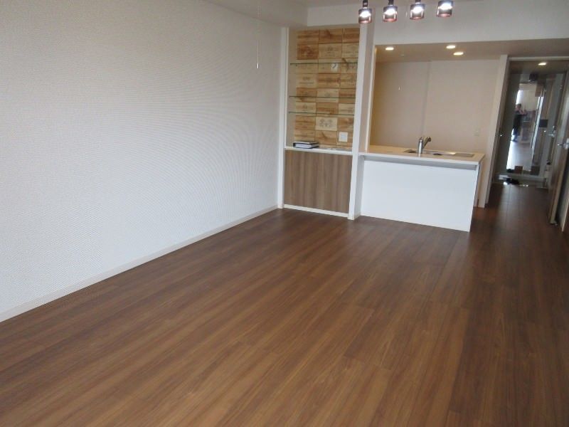 Luxe Tower East 2LDK Apartment in Naha Omoromachi - Thumbnail 2