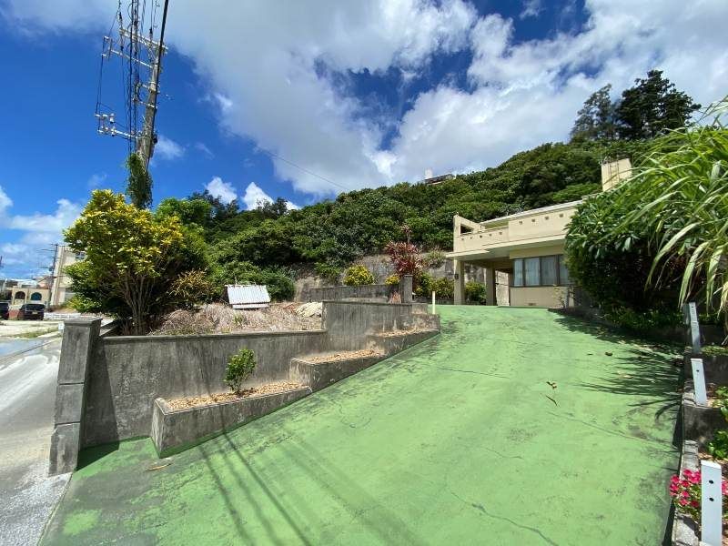 Large 5LDK+1S House on 2487sqm Land in Tomigusuku, Okinawa - Thumbnail 2
