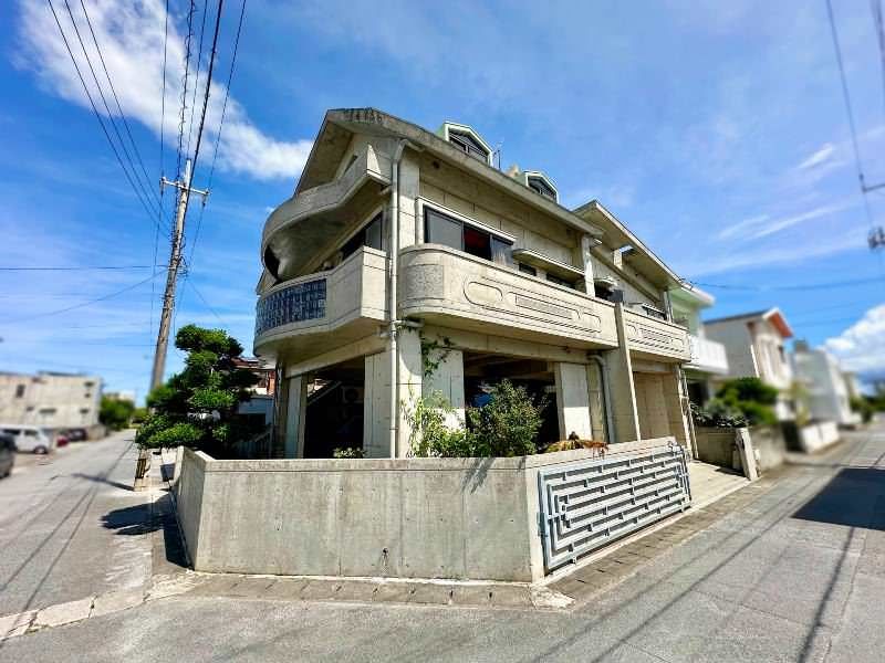 RC House with Loft & 5-Car Piloti Parking in Okinawa City - Image 1