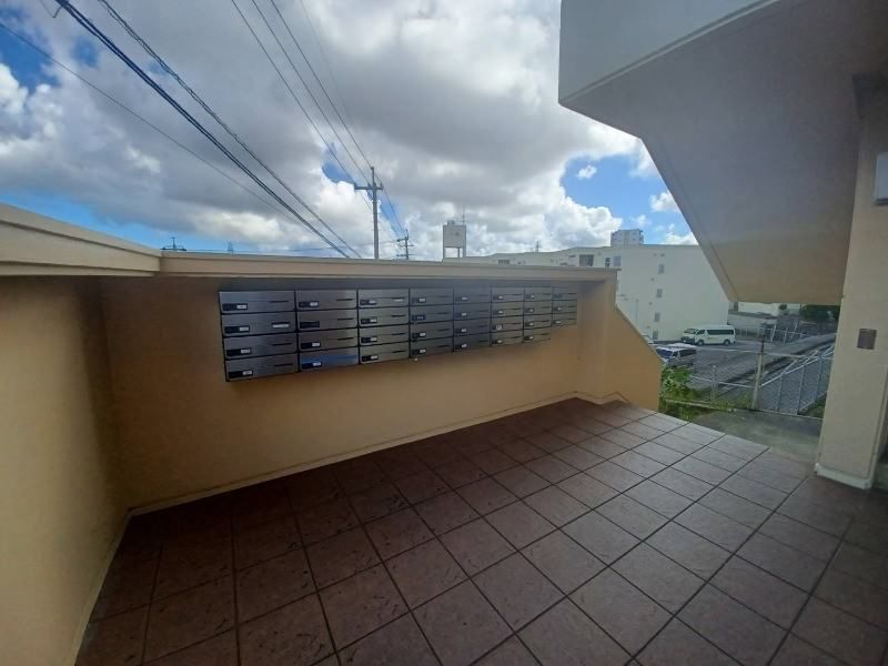 Two-Story Maisonette Apartment with Naha Views in Orokucho - Thumbnail 3