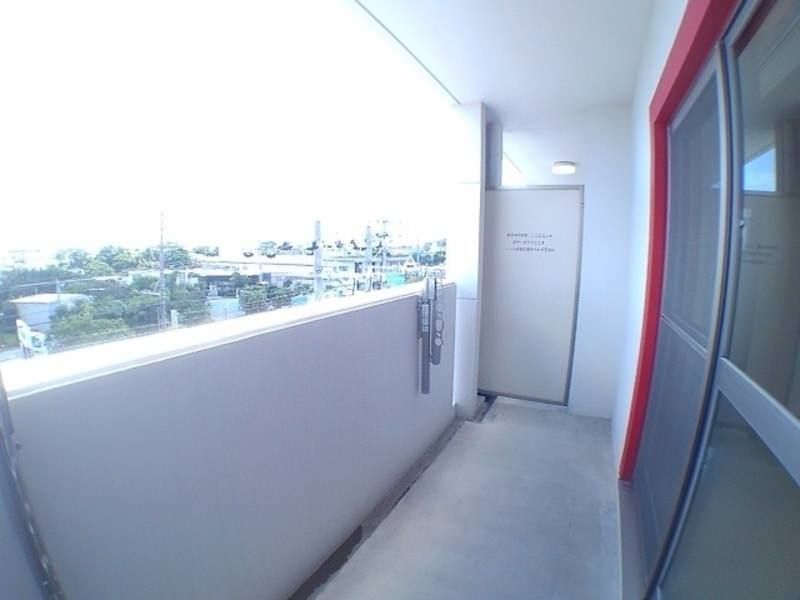 Modern 1R Apartment for Rent in Uruma City, Okinawa - Thumbnail 4
