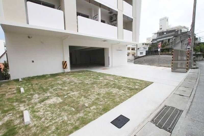 Modern 1K Apartment for Rent in Naha, Okinawa with Pet Policy - Thumbnail 3