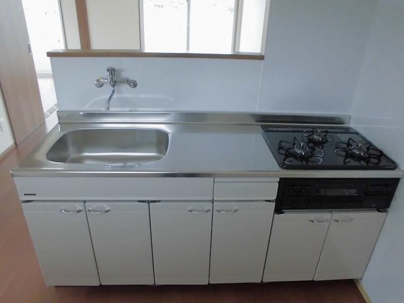 Modern 3LDK Apartment for Rent in Nanjo City, Okinawa - Thumbnail 2