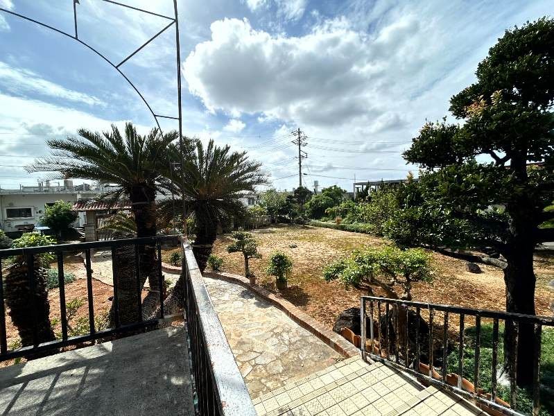 Spacious 4LDK House with Large Garden for Sale in Yomitan, Okinawa - Thumbnail 2