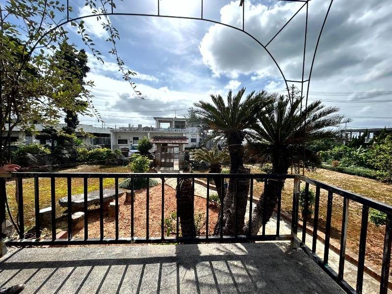 Spacious 4LDK House with Large Garden for Sale in Yomitan, Okinawa - Thumbnail 3