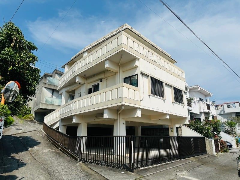 3LDK Concrete House in Naha's Kokuba District - Thumbnail 2