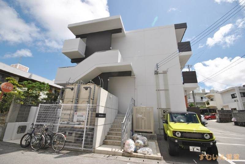 Pine Tree House 1LDK Apartment for Rent in Chatan, Okinawa - Thumbnail 2