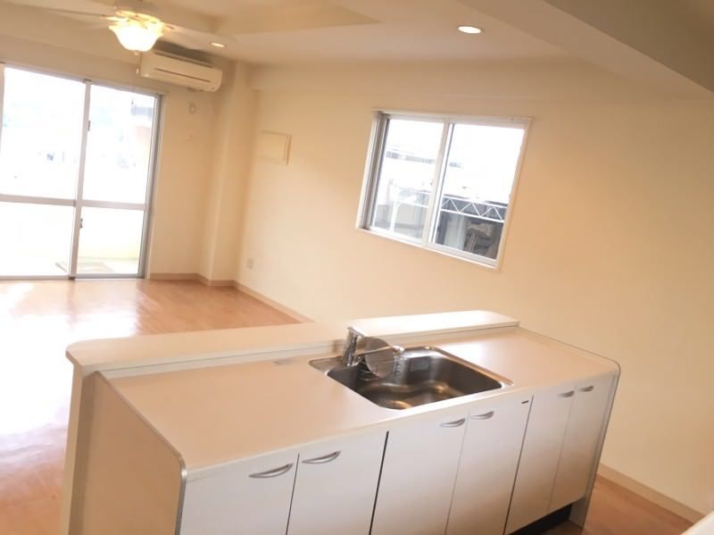 Two-Family Rental House with Solar Income in Okinawa City - Thumbnail 3