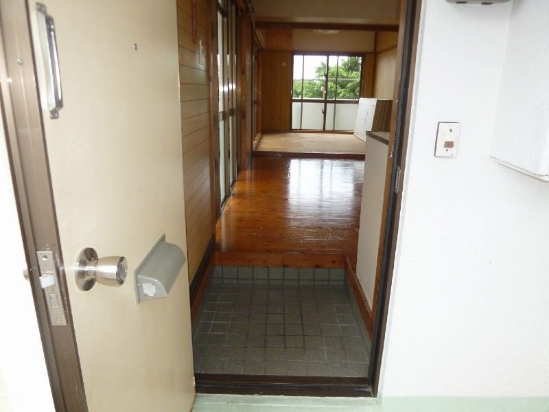 2LDK Corner Apartment with No Deposit in Urasoe, Okinawa - Image 1