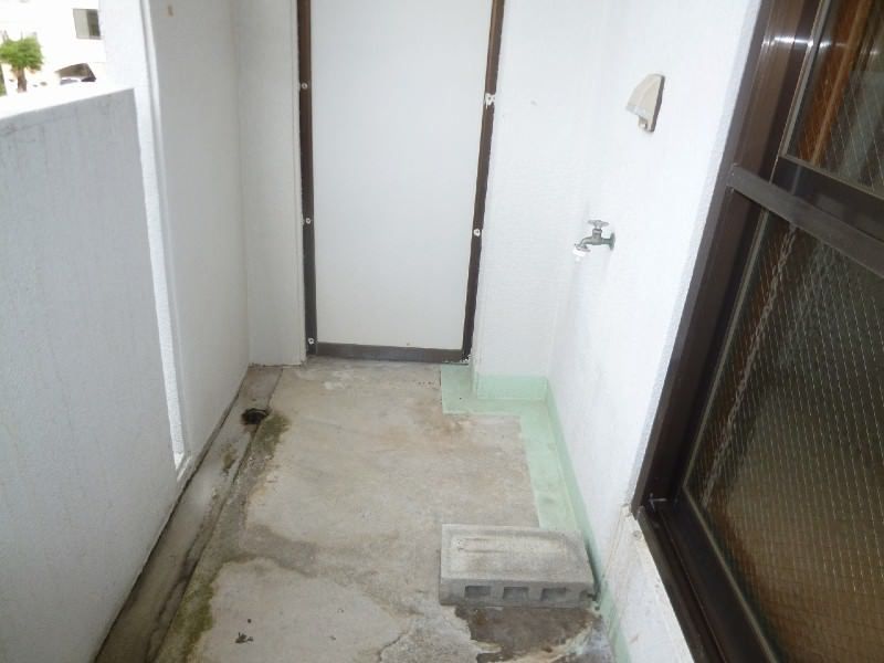 2LDK Corner Apartment with No Deposit in Urasoe, Okinawa - Thumbnail 2