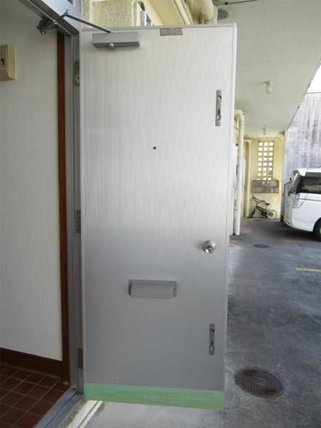 2DK Apartment for Rent in Yamazato, Okinawa City with Free Parking - Thumbnail 3