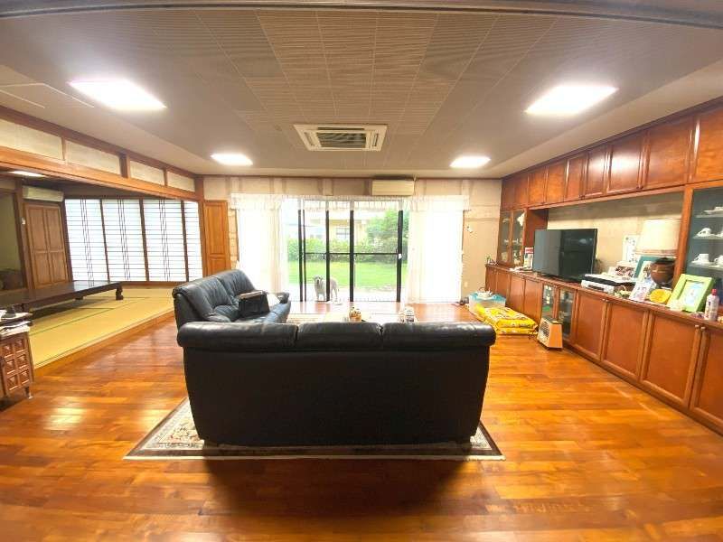 8LDK Large Family Home with 21 Parking Spaces in Uruma, Okinawa - Thumbnail 4