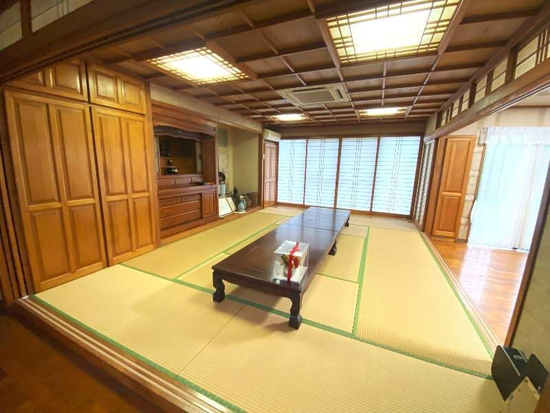 8LDK Large Family Home with 21 Parking Spaces in Uruma, Okinawa - Thumbnail 2
