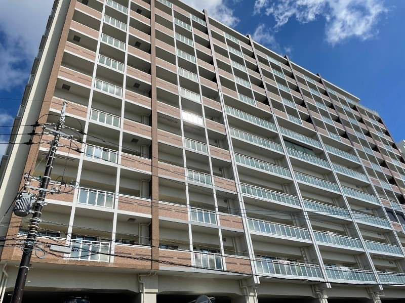 Top-Floor 4LDK Apartment with Huge Balcony in Naha Omoromachi - Thumbnail 2