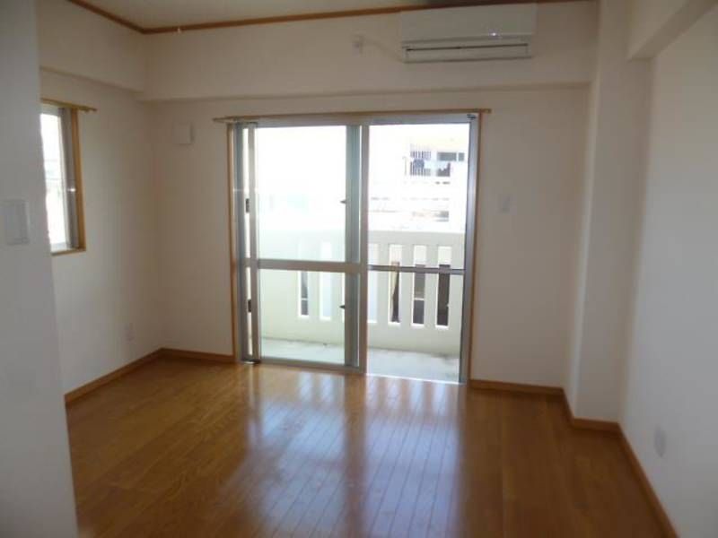 1R Apartment for Rent in Uehara, Naha - 12 Min Walk to Akamine Station - Thumbnail 2