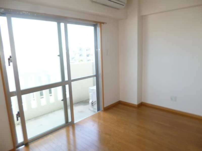1R Apartment for Rent in Uehara, Naha - 12 Min Walk to Akamine Station - Thumbnail 4